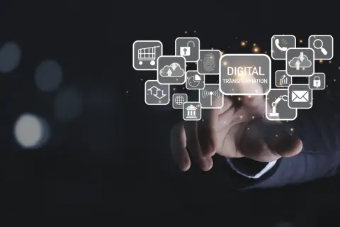 Mano interactuando con iconos de transformación digital: carrito de compras, candado, huella dactilar, nube, gráfico, teléfono, lupa, email, robot, banco.