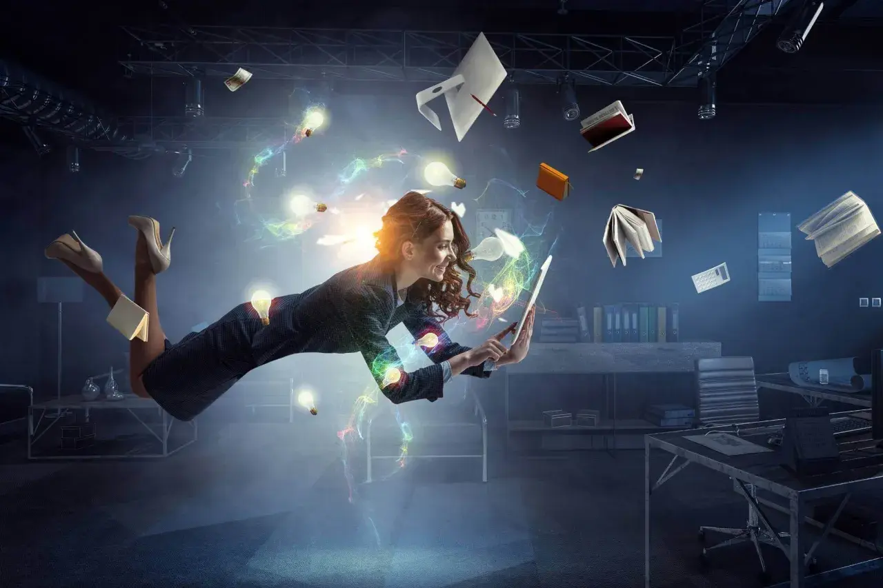 Mujer levitando en una oficina, rodeada de ideas brillantes y objetos flotantes. En pleno **flow state**, crea y trabaja con energía.