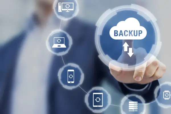 Dedo toca ícono de nube con "BACKUP". Íconos de PC, laptop, móvil, tablet y reloj conectados, simbolizando backup continuo.